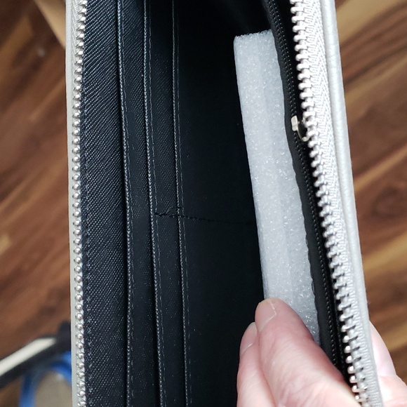 HOST PICK. NWT. Benoss Milan Small Carrying Soft Leather Purse/Wallet - Picture 5 of 6